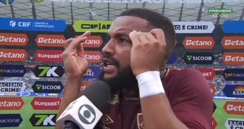 Samuel Xavier reclama da arbitragem em Cruzeiro x Fluminense (Foto: Reprodução)