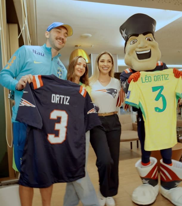 Léo Ortiz presenteia mascote do Patriots com a camisa da seleção brasileira (Foto: Reprodução / Instagram)