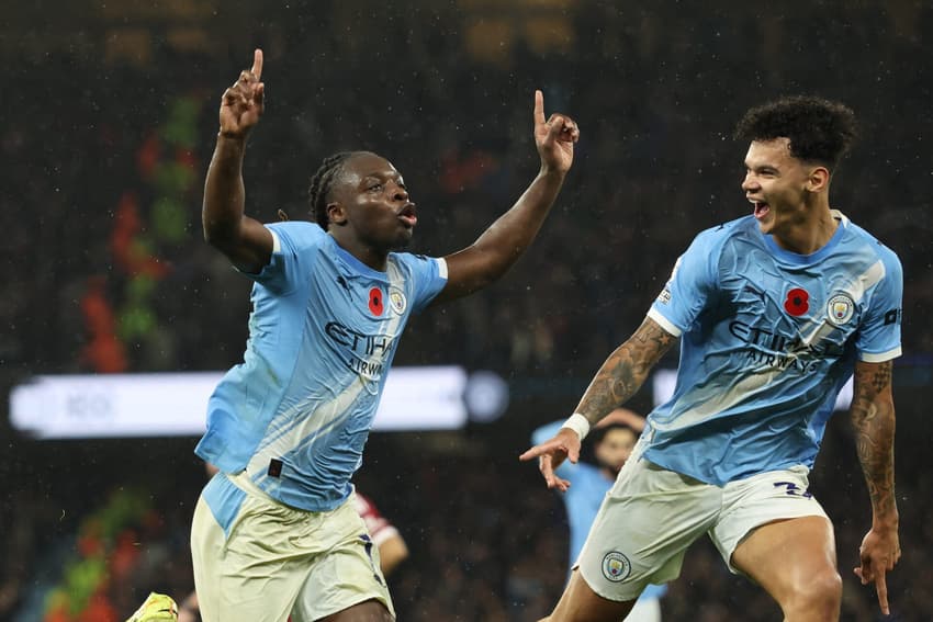 Jérémy Doku comemora gol pelo Manchester City (Foto: Darren Staples / AFP)