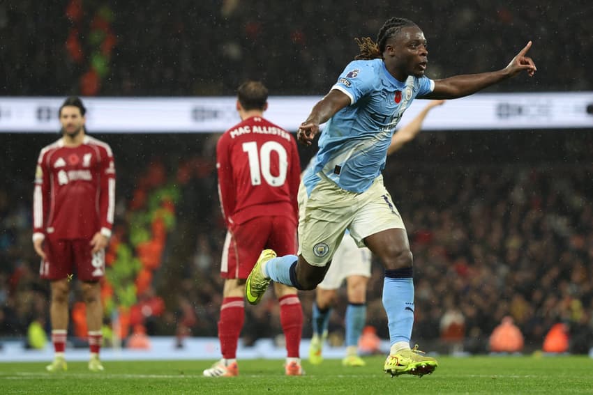 Jérémy Doku comemora gol pelo Manchester City (Foto: Darren Staples / AFP)