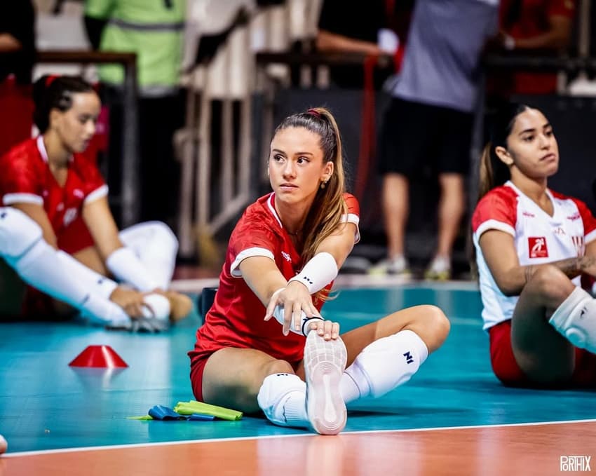 Júlia Azevedo defende o Tijuca na Superliga feminina de vôlei