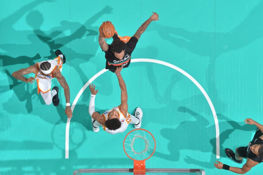 Julian Champagnie em enterrada durante Hawks x Spurs na NBA (Foto: Michael Gonzales/NBAE via Getty Images/AFP)