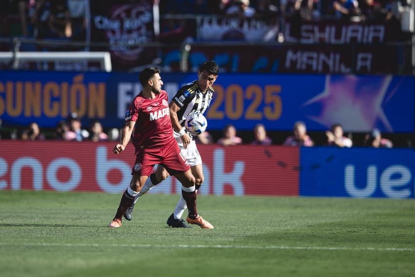 Junior Alonso disputa bola na final da Sul-Americana (Foto: Pedro Souza / Atlético-MG)