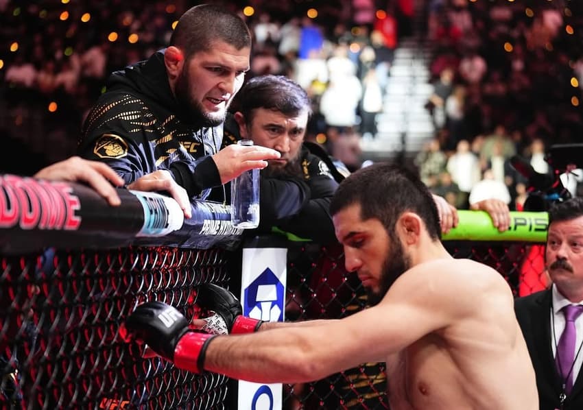 Khabib Nurmagomedov no corner de Islam Makhachev no UFC (Foto: Reprodução/Instagram: @islam_makhachev)
