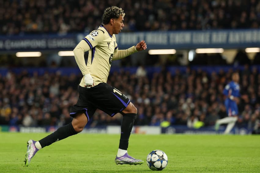 Lamine Yamal em ação no duelo entre Chelsea e Barcelona, pela Champions League (Foto: Adrian Dennis / AFP)