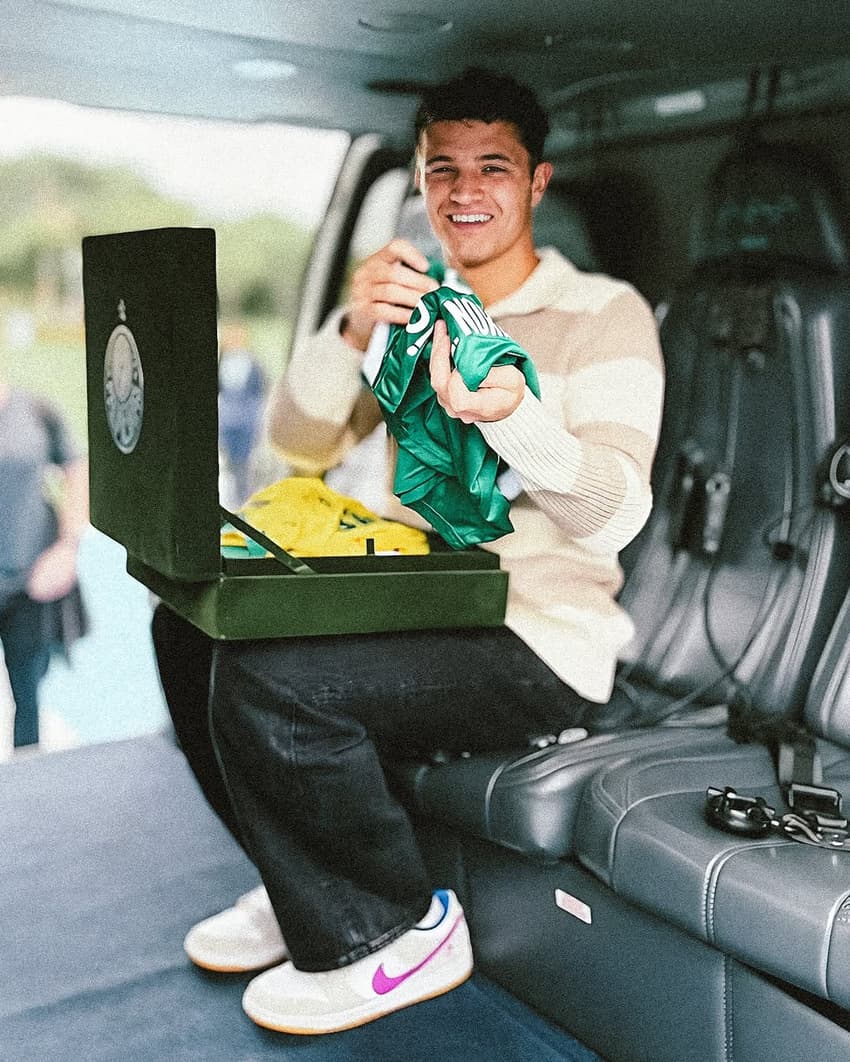 Norris ganha camisas do Palmeiras em Interlagos (Foto: Reprodução/ Palmeiras)