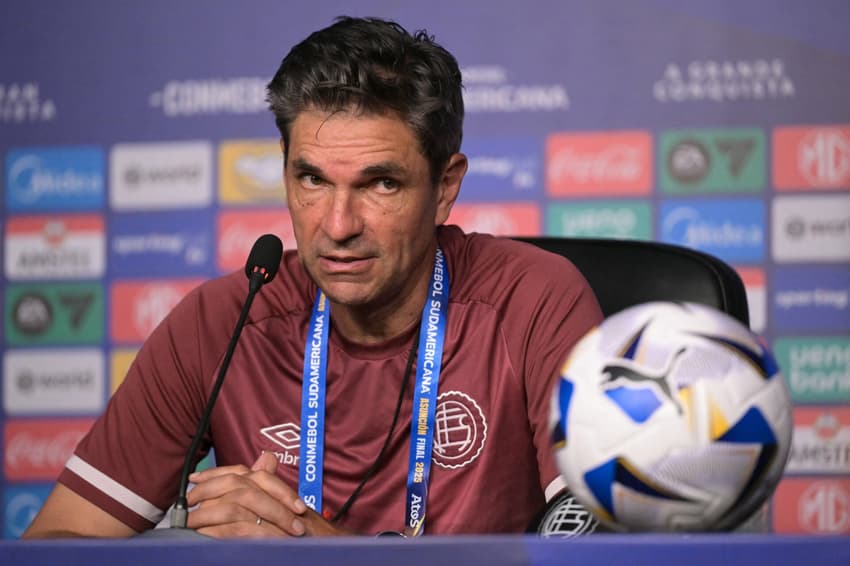 Treinador do Lanús, Mauricio Pellegrino em coletiva de imprensa antes da final da Copa Sul-Americana, contra o Atlético-MG (Foto: JUAN MABROMATA / AFP)