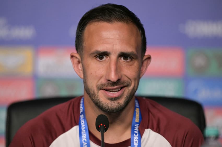 Capitão do Lanús, Carlos Izquierdoz em coletiva de imprensa antes da final da Copa Sul-Americana, contra o Atlético-MG (Foto: JUAN MABROMATA / AFP)