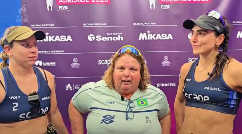 Rebecca, Letícia e Carol após medalha de bronze na Copa do Mundo de vôlei de praia (Foto: Divulgação CBV)