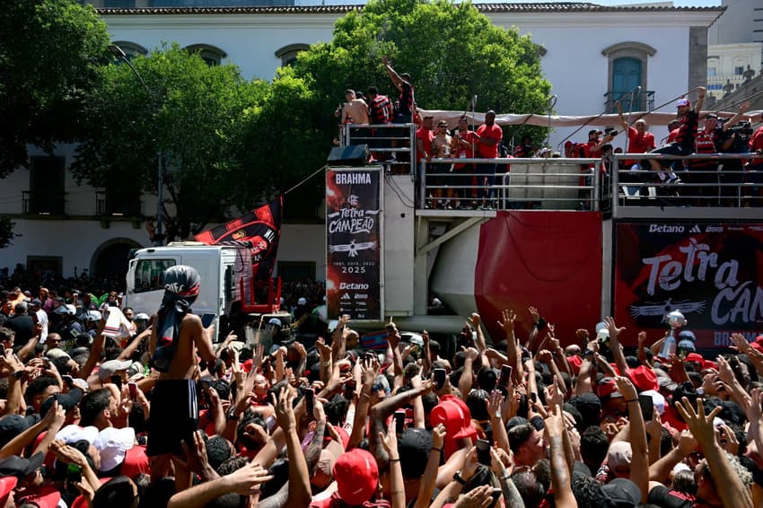 Torcedores do Flamengo comemoram título da Libertadores nas ruas do Centro do Rio de Janeiro)