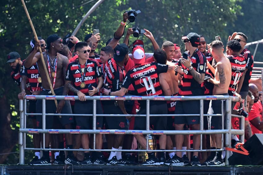 Jogadores do Flamengo em festa do título da Libertadores no Centro da cidade do Rio de Janeiro (Foto: Pablo Porciuncula/AFP)