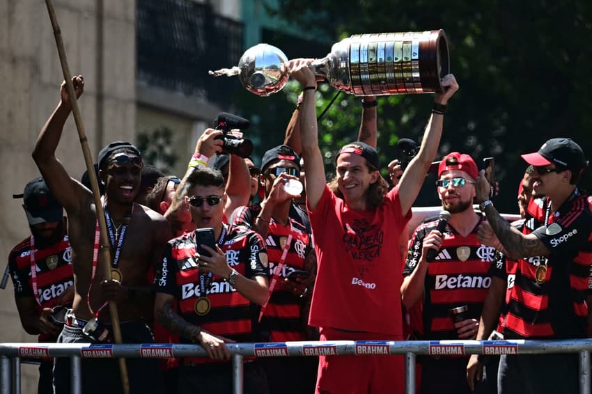 Filipe Luís ergue troféu da Libertadores no trio do Tetra