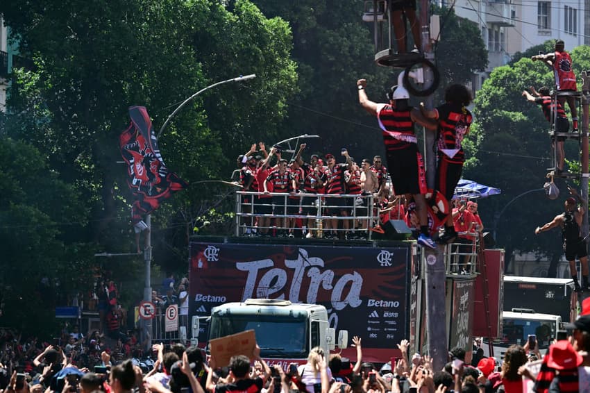 Flamengo comemorando o título da Libertadores com a torcida. (Foto: Pablo PORCIUNCULA / AFP)