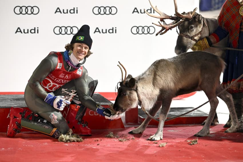 Lucas Pinheiro Braathen com Papai Noel após vencer etapa de Copa do Mundo de esqui alpino (Foto: Roni Rekomaa / Lehtikuva / AFP)