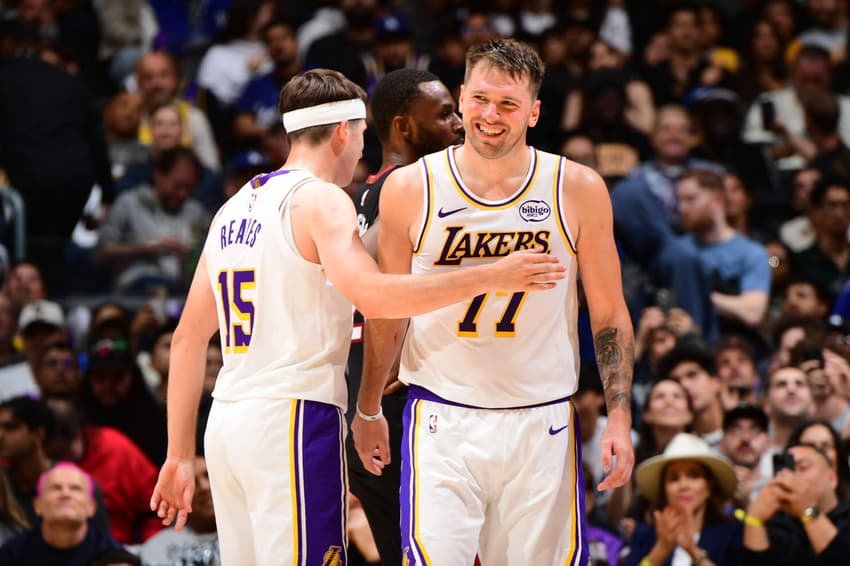Luka Doncic e Austin Reaves em jogo entre Lakers e Heat na NBA (Foto: Adam Pantozzi/NBAE via Getty Images/AFP)