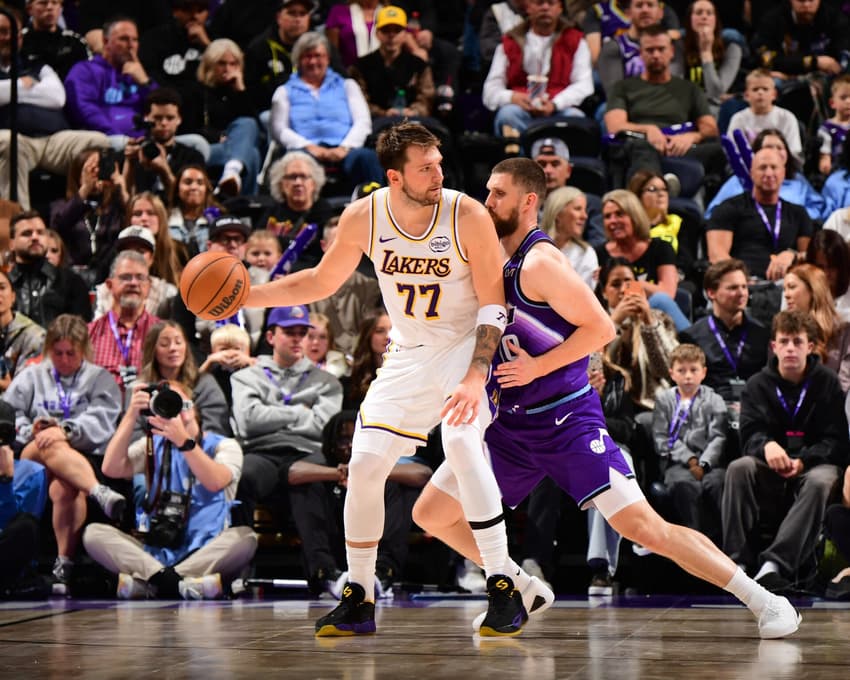 Luka Doncic em jogo entre Los Angeles Lakers e Utah Jazz na NBA (Foto: Adam Pantozzi/NBAE via Getty Images/AFP)