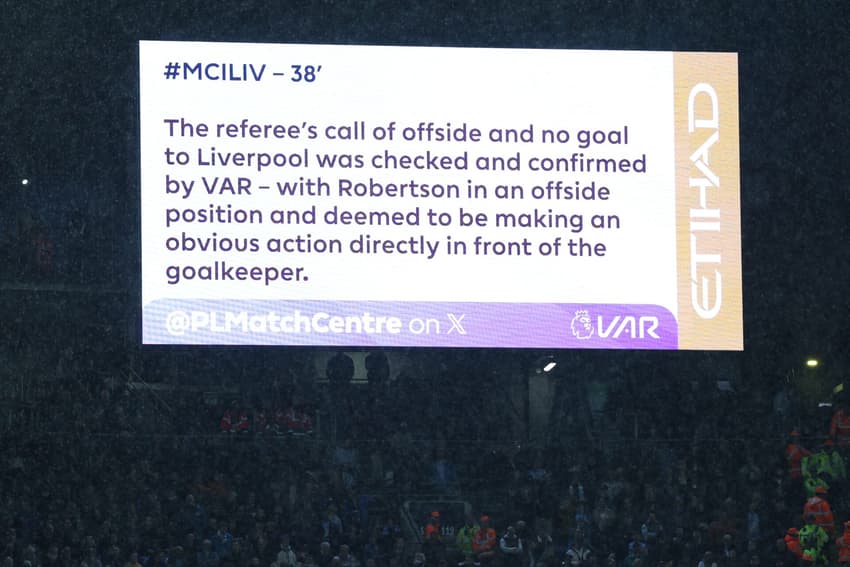 Virgil van Dijk teve gol anulado no duelo contra o Manchester City, pela Premier League (Foto: Darren Staples / AFP)