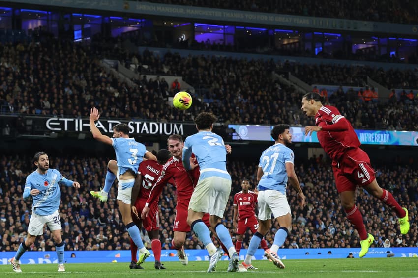 Virgil van Dijk teve gol anulado no duelo contra o Manchester City, pela Premier League (Foto: Darren Staples / AFP)