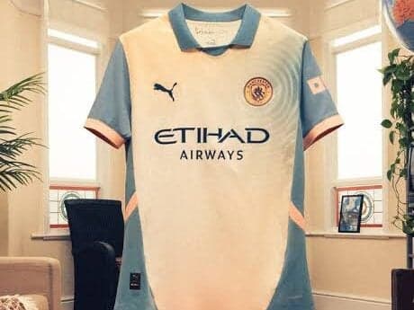 Camisa do Manchester City em homenagem ao Oasis (Foto: Divulgação/Manchester City)
