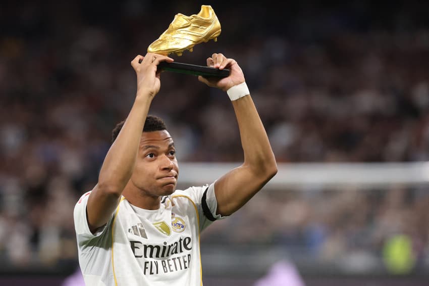 Kylian Mbappé, do Real Madrid, exibe a taça da Chuteira de Ouro antes da partida contra o Valencia (Foto: Oscar Del Pozo/AFP)
