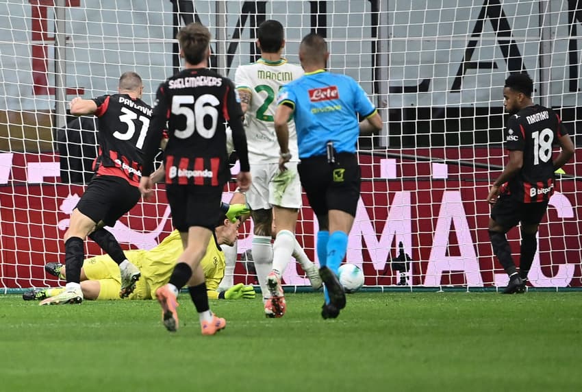 Wesley/Seleção: Strahinja Pavlović marca o gol da vitória do Milan sobre a Roma no San Siro. (Foto: Isabella Bonotto/AFP)