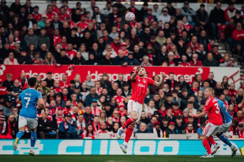 Morato em ação pelo Nottingham Forest (Foto: Divulgação/Nottingham Forest)