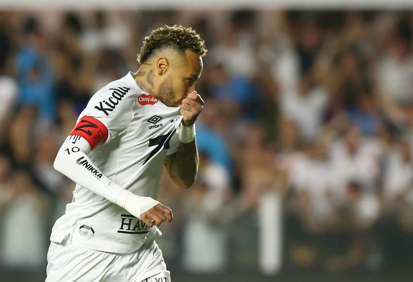 Neymar beija o escudo após fazer gol do Santos contra o Mirassol (Foto: Mauricio De Souza/AGIF / Gazeta Press)