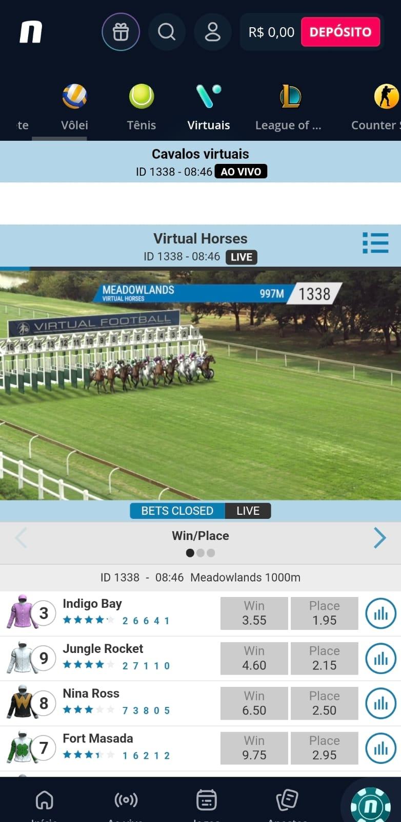Captura de tela dos mercados de apostas em corrida de cavalo na Novibet com odds e transmissão virtual.