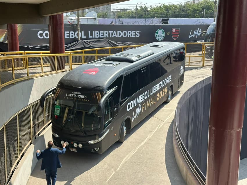 Ônibus com a delegação do Flamengo chega ao Monumental U (Foto: Lucas Bayer/Lance!)
