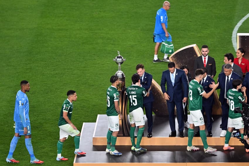 Gustavo Gómez recebendo a medalha de vice-campeão da Libertadores (Foto: Connie FRANCE / AFP)
