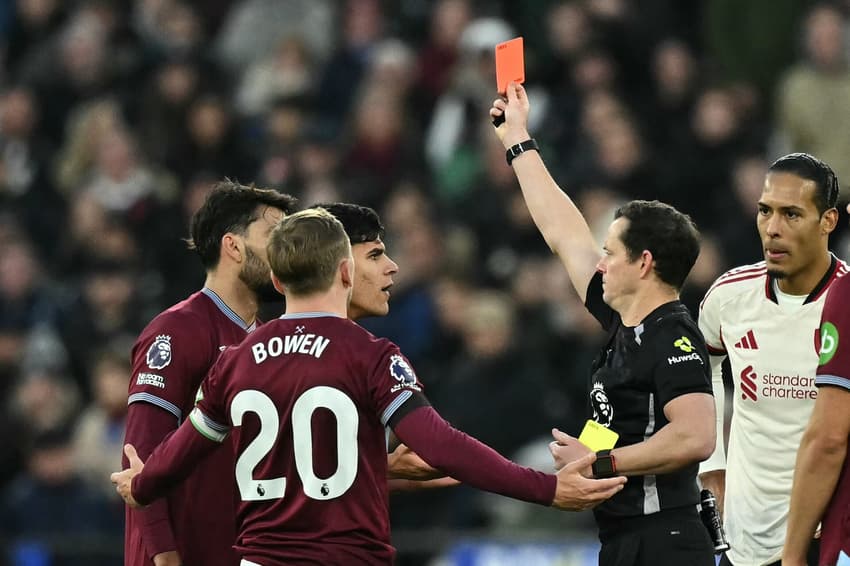 Darren England mostra cartão vermelho ao brasileiro Lucas Paquetá, do West Ham, durante partida da Premier League contra o Liverpool (Foto: Ben Stansall/AFP)