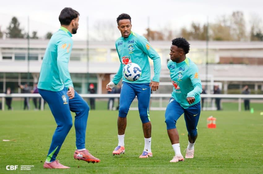 Lucas Paquetá, Eder Militão e Vini Jr. durante treino da Seleção em Londres