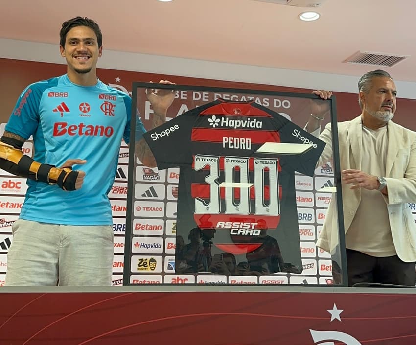 Pedro, atacante do Flamengo, recebe homenagem no Ninho do Urubu (Foto: Lucas Bayer/Lance!)