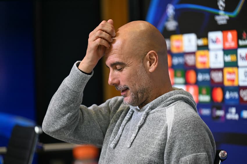 Pep Guardiola, do Manchester City, fala em coletiva no Etihad Stadium, na véspera do jogo contra o Dortmund. (Foto: Oli Scarff/AFP)