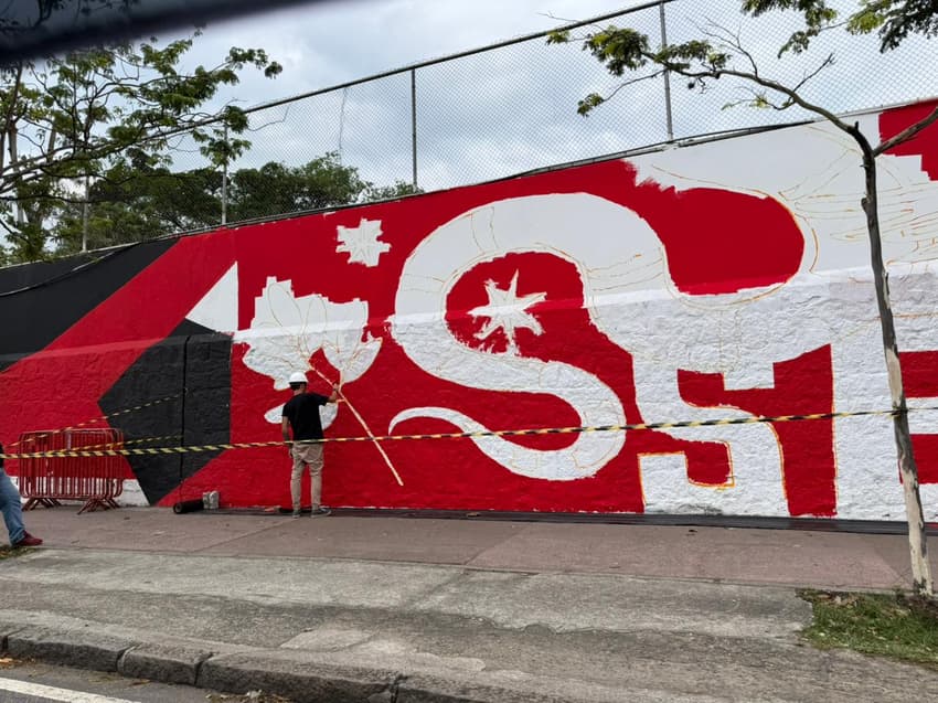 Pintura no muro da Gávea, sede do Flamengo (Foto: Lucas Bayer/Lance!)
