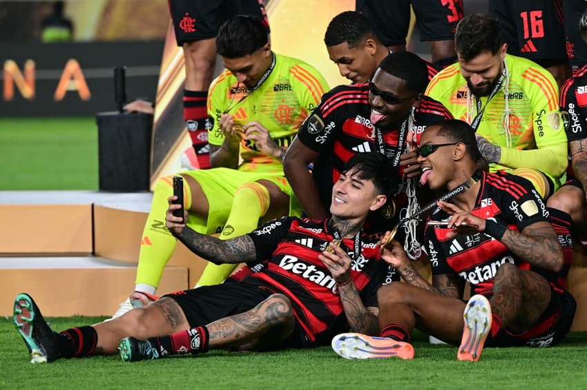 Erick Pulgar, do Flamengo, registra selfie após a vitória na Libertadores contra o Palmeiras (Foto: Ernesto Benavides/AFP)