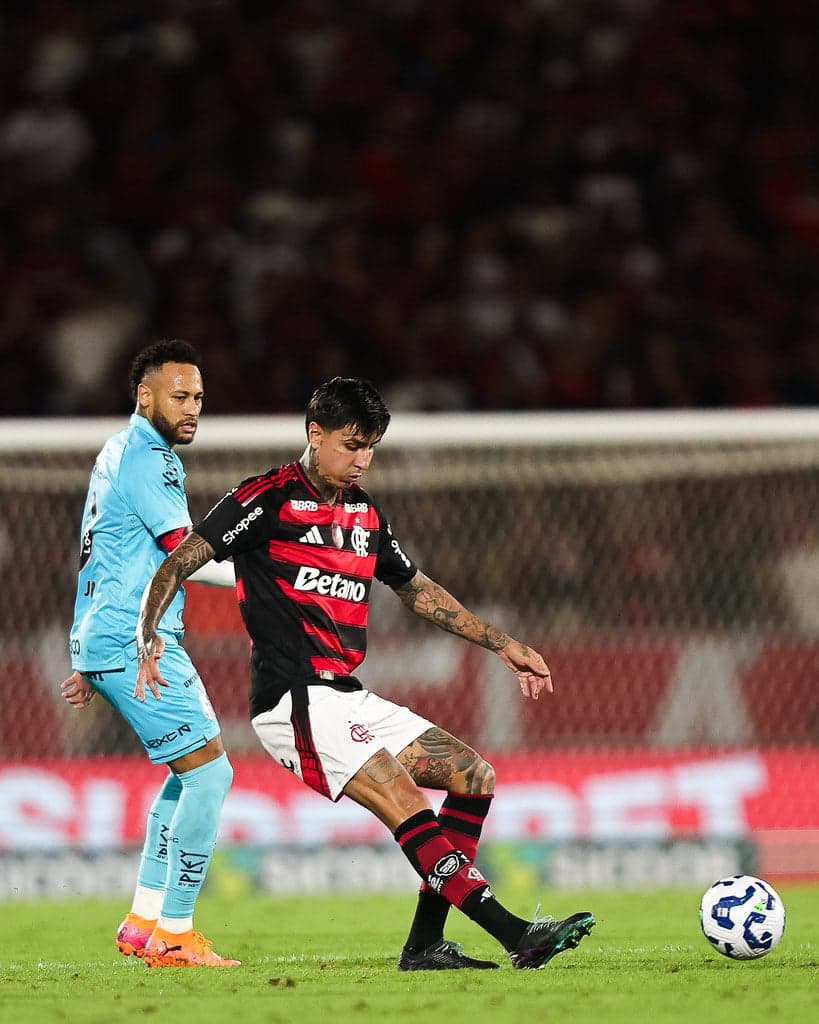 Pulgar e Neymar disputam bola em Flamengo x Santos (Foto: Gilvan de Souza / Flamengo)