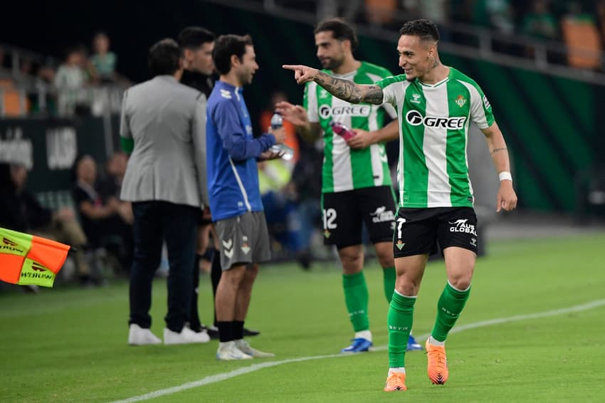 Antony comemora gol pelo Real Betis (Foto: CRISTINA QUICLER / AFP)