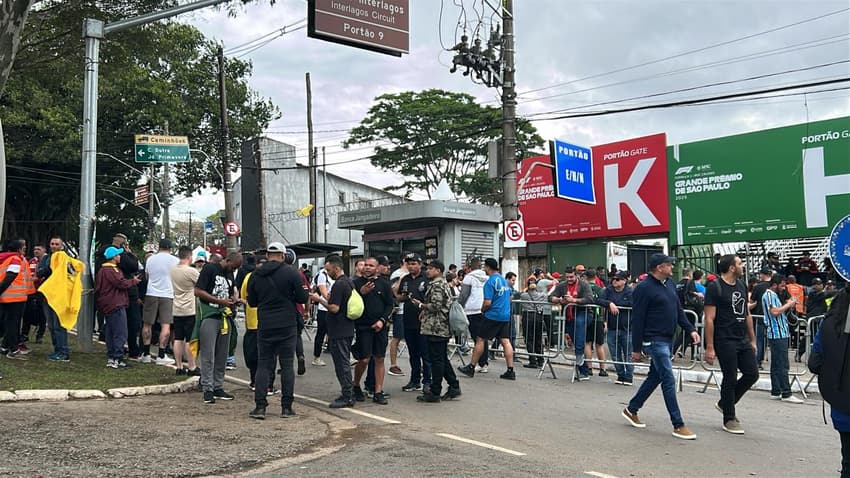 Torcedores procuram cambistas para comprar ingresso da F1 (Foto: Reprodução)