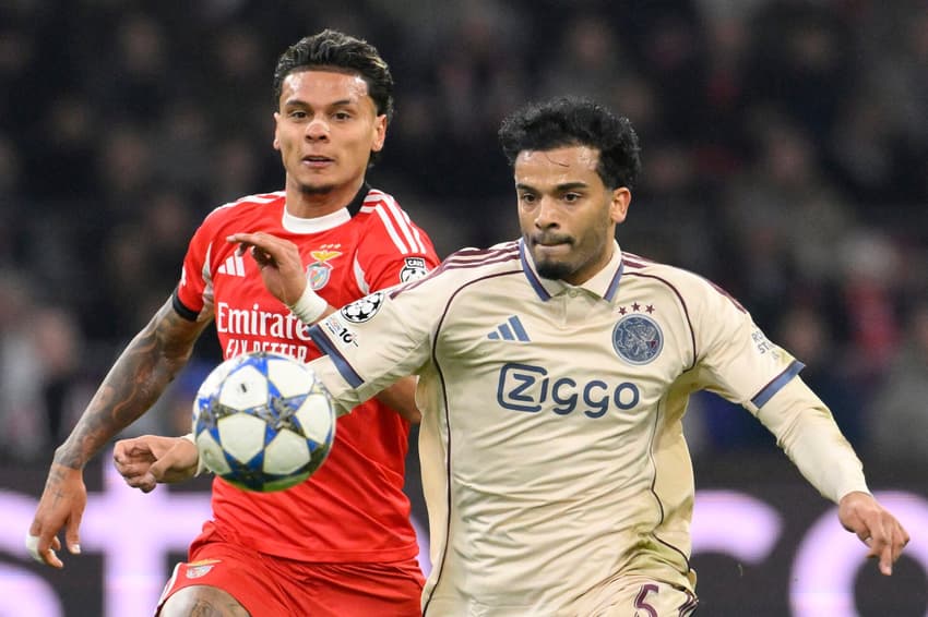 Richard Ríos, ex-Palmeiras, disputa bola com Owen Wijndal em Ajax x Benfica pela Champions (Foto: John Thys / AFP)