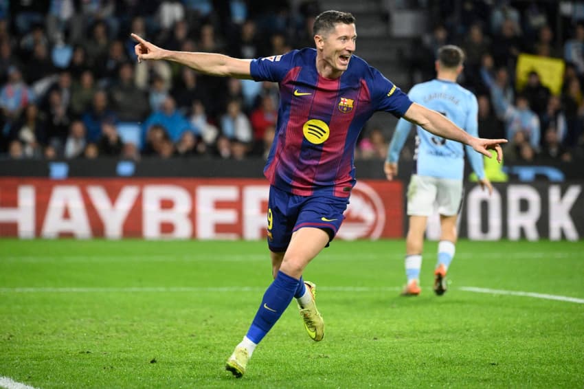 Por La Liga, Robert Lewandowski marcou três vezes na vitória do Barcelona sobre o Celta de Vigo, por 4 a 2 (Foto: Miguel RIOPA / AFP)