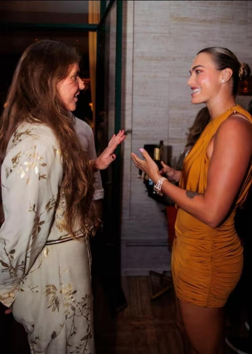 Bia Haddad e Sabalenka durante jantar de Guga Kuerten (Foto: Reprodução X)