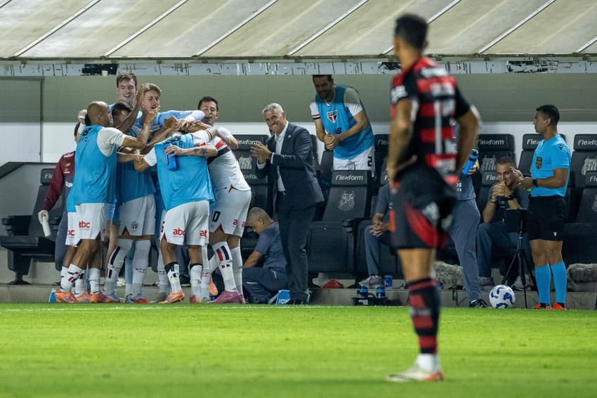 Jogadores do São Paulo comemoram gol de Luciano contra o Flamengo (Foto: Léo Barrilari/GazetaPress)