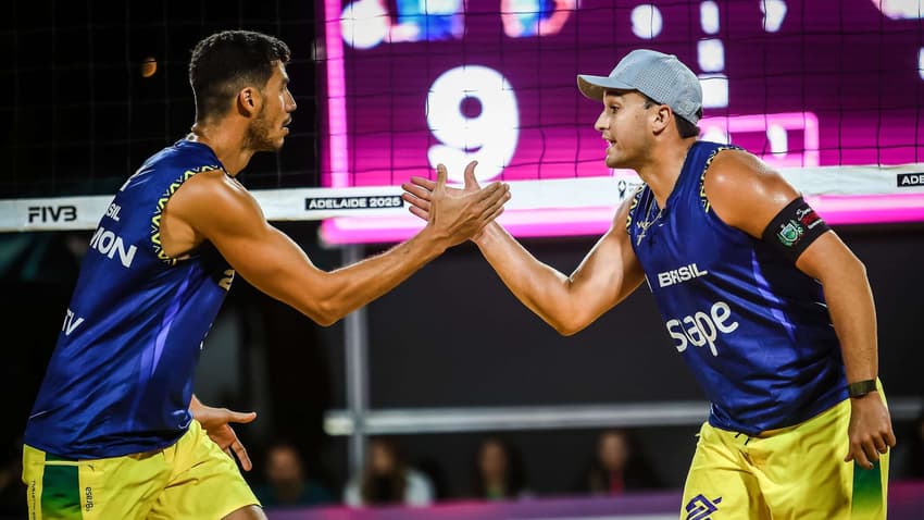 Saymon e George no Mundial de Vôlei de Praia 2025 (Foto: Volleyball World)