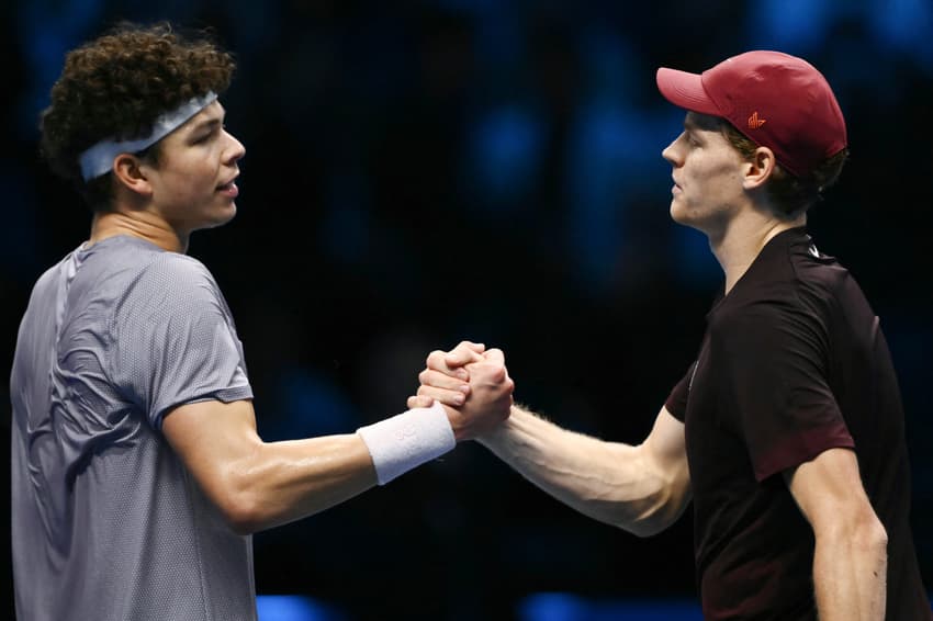 Jannik Sinner comprimenta Ben Shelton após vitória no ATP Finals (Foto: Marco BERTORELLO / AFP)