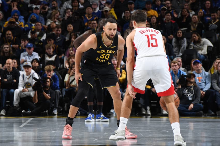 Stephen Curry, do Golden State Warriors, em ação contra o Houston Rockets na NBA (Foto: Noah Graham/NBAE via Getty Images/AFP)