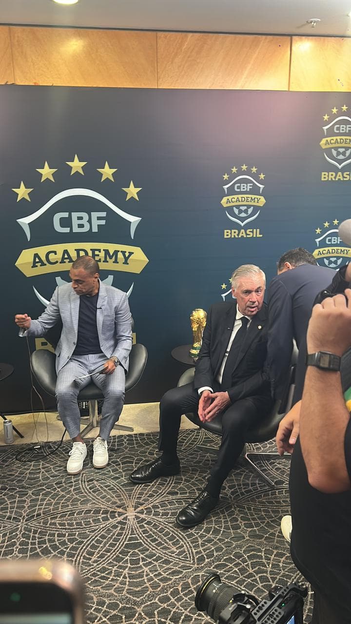 Ao lado de Denilson, Carlo Ancelotti segura a taça da Copa do Mundo