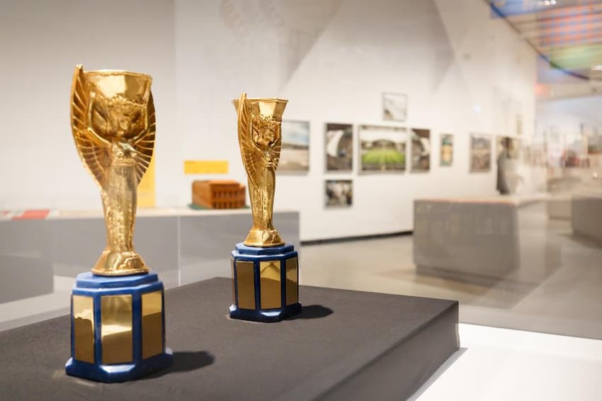 Taças Jules Rimet conquistadas pela Itália nas Copas do Mundo de 1934 e 1938