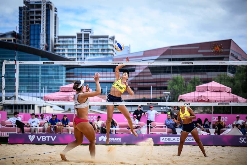 Thâmela e Vic no Mundial de Vôlei de Praia (Foto: Volleyball World)