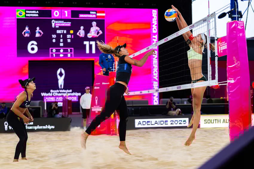 Thâmela e Vic na semifinal do Mundial de Vôlei de Praia (Foto: Volleyball World)